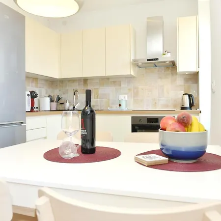 Junona - Poluotok Na Dlanu * Zara