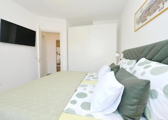 Junona - Poluotok Na Dlanu